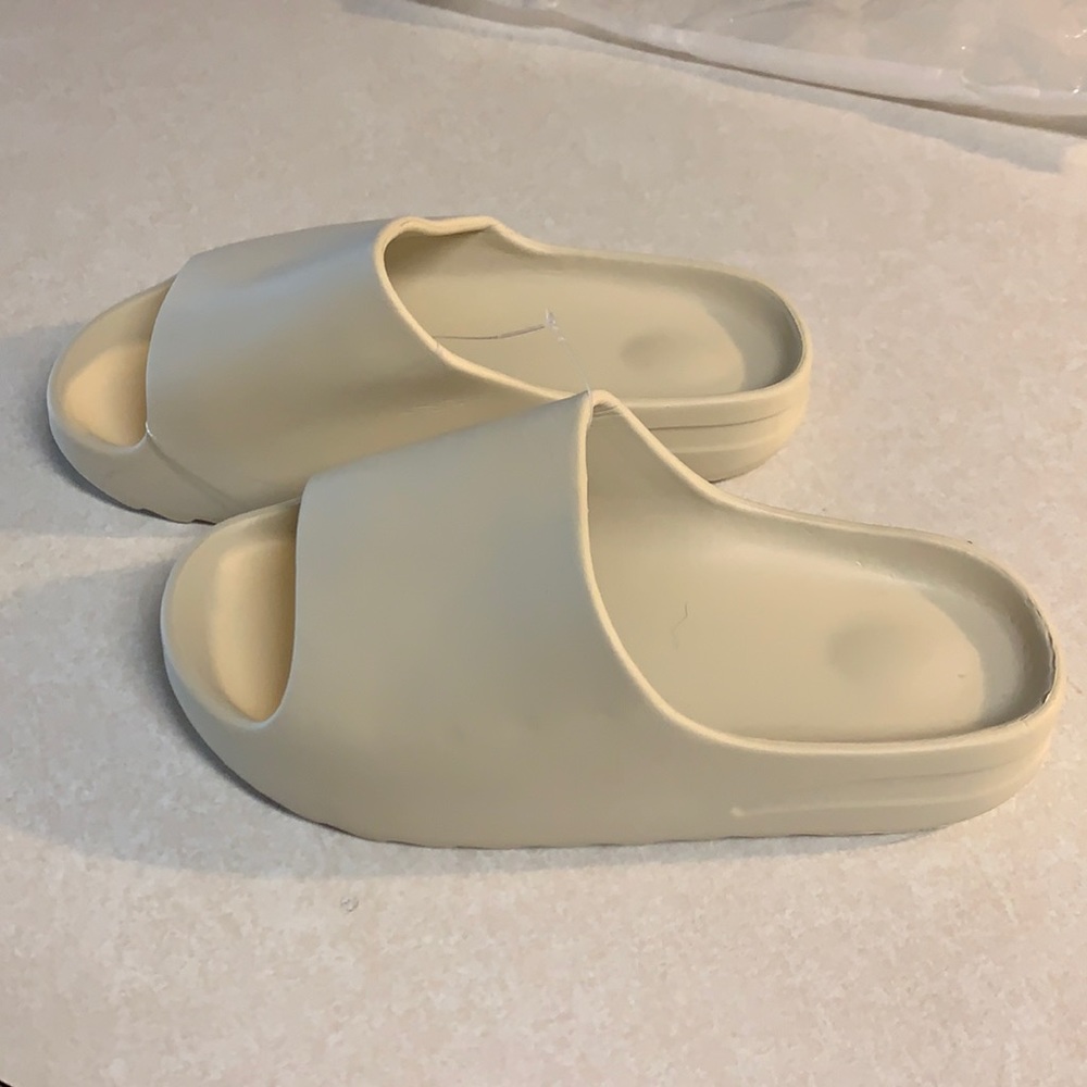 Pillow slide shoes. New size 8.5